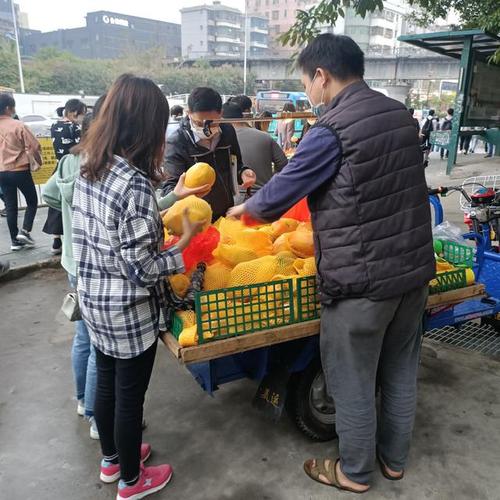 实拍深圳摆地摊:不用给房东交租金,水果卖十块三斤都赚钱