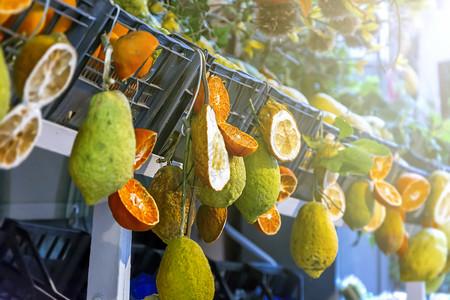 柠檬夏天甜的西里典型柑橘类水果在taormina市场街销售图片素材